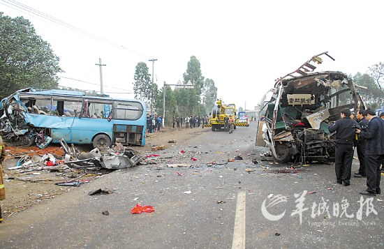 广东雷州两客车相撞2人当场死亡 另导致5人重伤