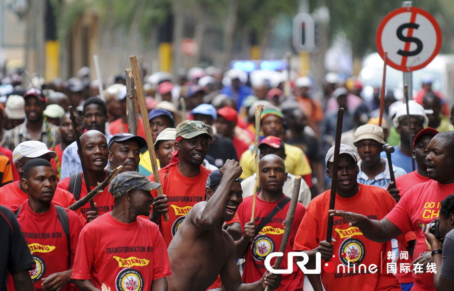 南非爆发反政府示威 民众与警察冲突三人死(图