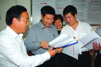 时任商洛市委常委,政法委书记何铁虎(左二)在丹凤县委书记李选良(左一