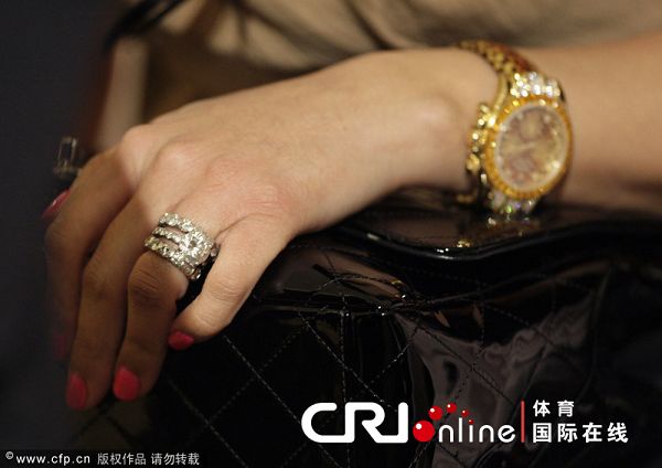 科比爱妻瓦妮莎左手无名指戴钻戒