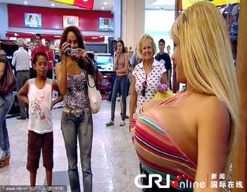 巴西模特谢拉·赫谢曾拥有世界最大胸部 (国际在线/cfp)