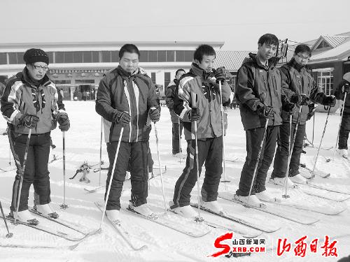 晋中市教育系统的教师来到太谷县梅苑滑雪场体