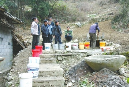 四川万源持续干旱 村民称宁给1块肉不给1桶水