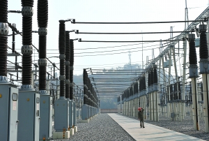 2月17日,一名电力工人在恩施电力公司龙凤坝220千伏变电站巡视.图片