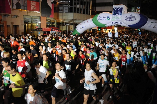 图文:香港举行渣打马拉松赛 选手在起跑点出发