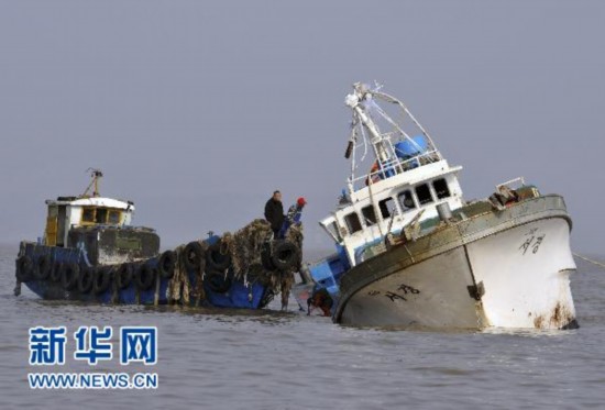 浙江玉环渔民海上救回一艘韩国渔船(组图)