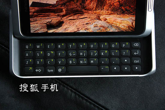 诺基亚E7全键盘造型
