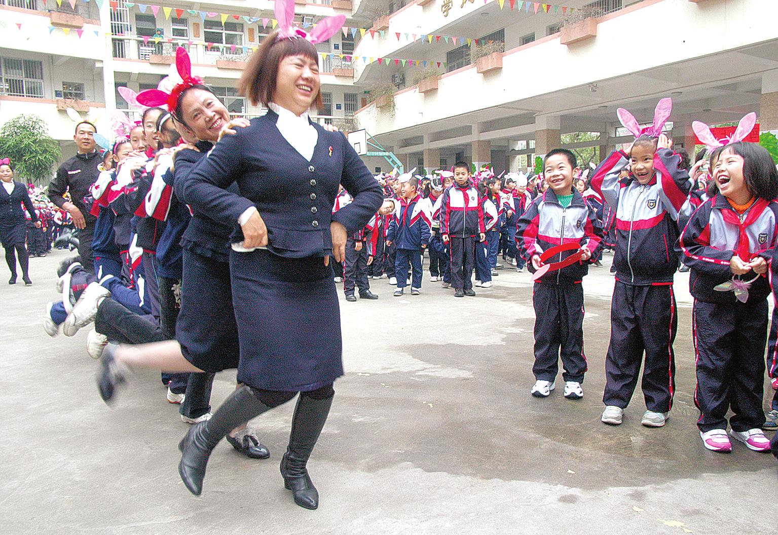 踏着欢快的节奏,南湖小学的1390多名学生与老师一同跳起"兔子舞"