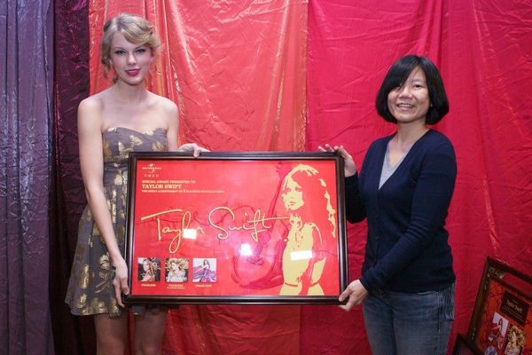 环球音乐中国总经理张��给Taylor颁发中国5白金销量认证