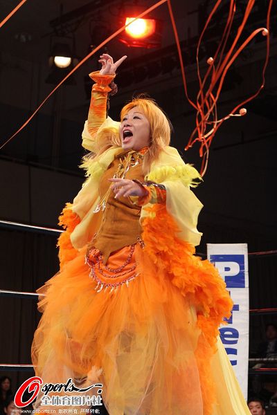 图文:日本女子职业摔跤 服饰如同唱歌剧