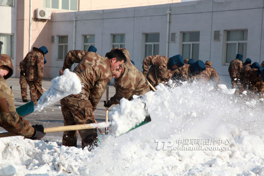 北京军区空军航空兵歼十战机雪后飞行(组图)