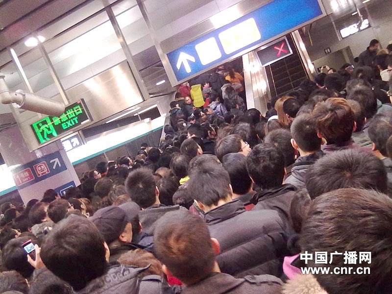 北京地铁西单换乘站今晨爆堵 因电梯未开启(图)