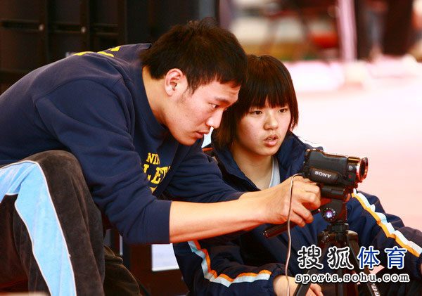 图文:中西跆拳道热身赛 刘哮波摆弄摄像机