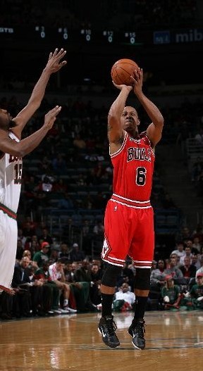 图文[nba]公牛vs雄鹿 博甘斯外线跳投