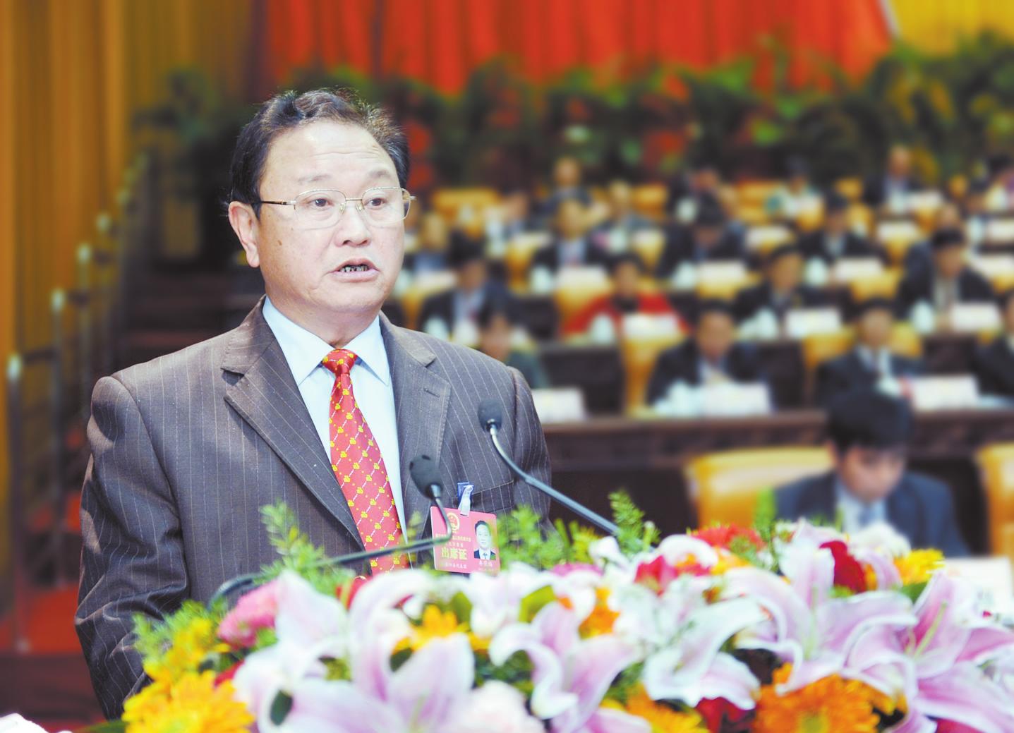 自治区党委常委,市委书记车荣福在会上发表讲话.