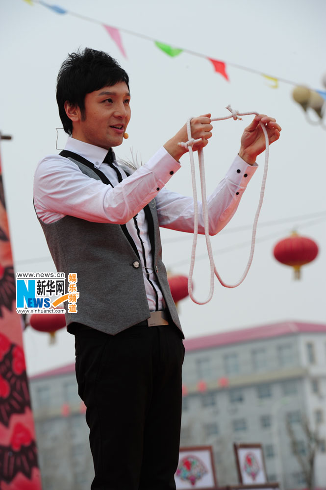 高清:傅琰东下乡表演新魔术 五花大绑瞬间换装(组图)