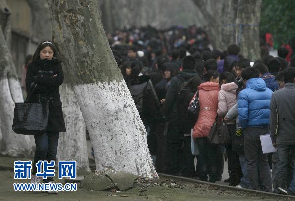 2月27日，冒雨前来参加招聘会的学生在寒风中排起长龙。新华社发（王翮 摄）