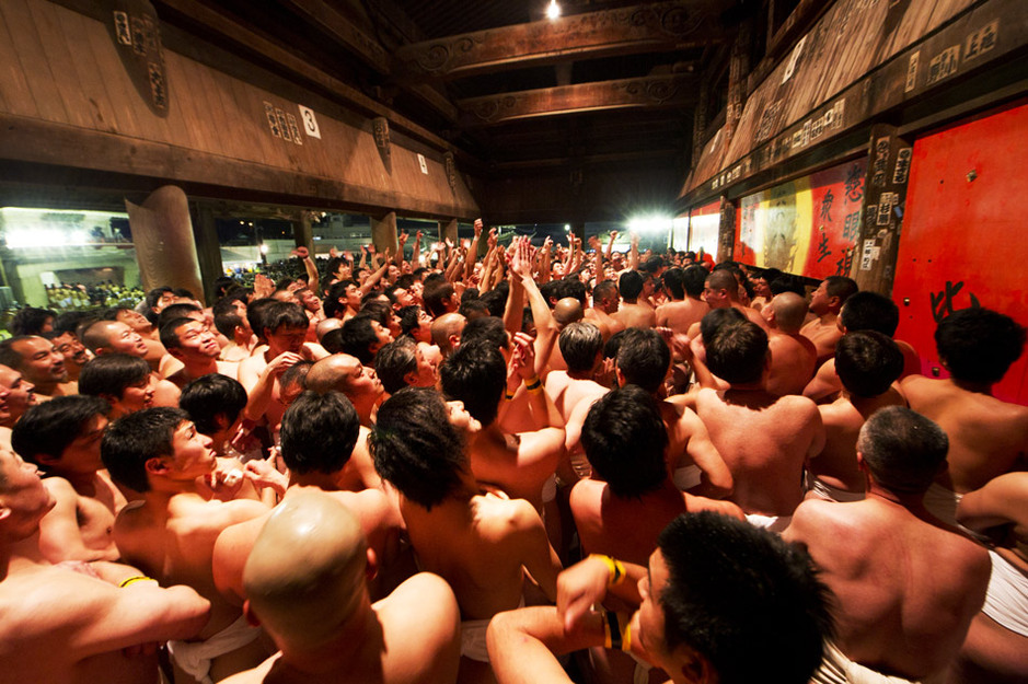 日本男性裸体节抢宝木现场[组图]