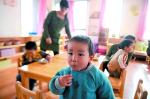 昨日，回龙观社区，业主自发成立的幼儿园第一天开学。本报记者 杨杰 摄 