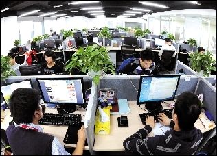金山网络技术工程师们在进行病毒样本取样分析工作。新华社发