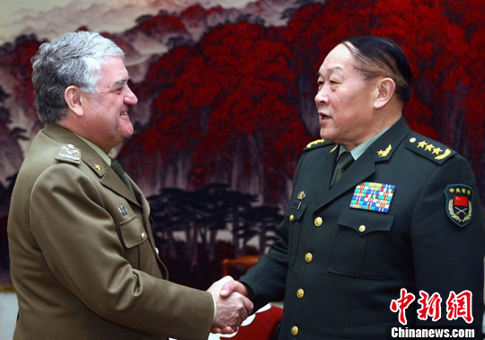 图:梁光烈与意大利陆军参谋长北京会谈