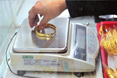 ⑤把已加工好的黄金珠连接,组成初步完整的项链.