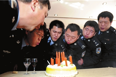 北京一名派出所长在岗猝死 同事为其补办生日