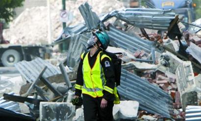 □3月2日，搜救人员正在克赖斯特彻奇市中心商业区搜寻被地震摧毁的建筑