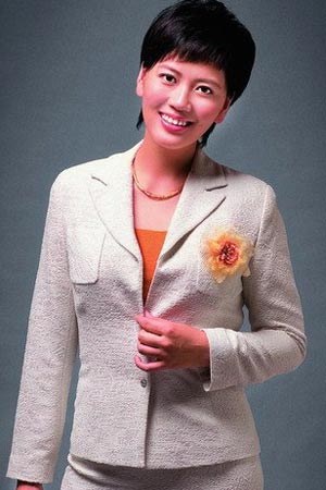 沈冰自述:生长于江南小镇,1995年赴新加坡留学,工作,2000年参加央视