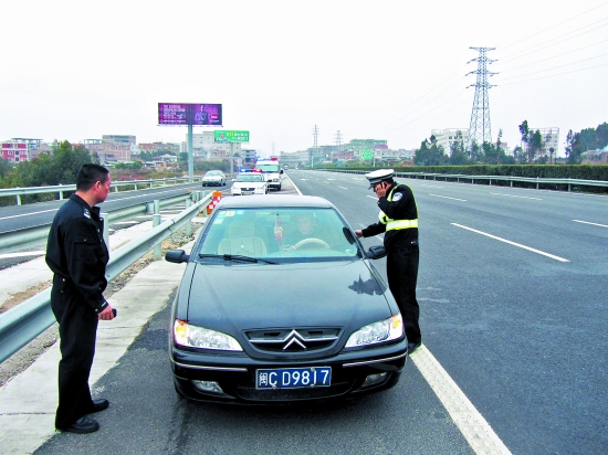 醉驾上高速 犯困停路旁睡觉(图)