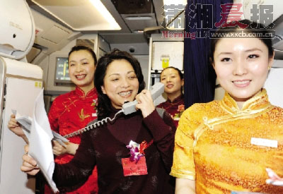 图:重庆代表在机舱里齐声唱红歌