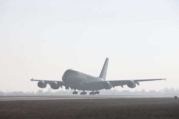 中国南方航空公司首架a380飞机成功完成首飞