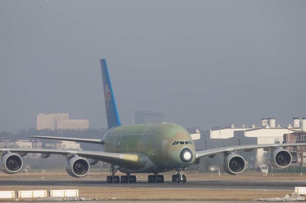 中国南方航空公司首架a380飞机成功完成首飞