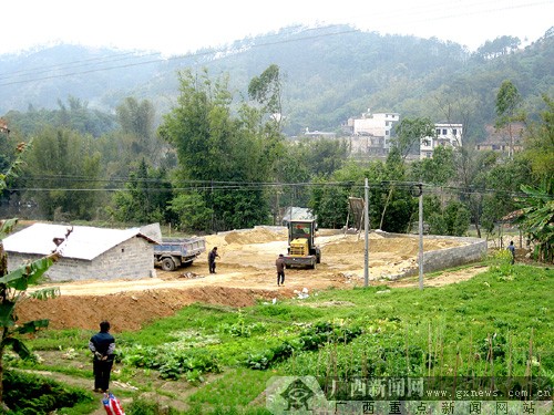 北流平政镇灰沙村非法采砂场让6000村民寝食