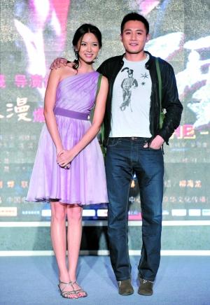面对张梓琳1米82的身高,刘烨也很有压力,竟踮脚和她合影.