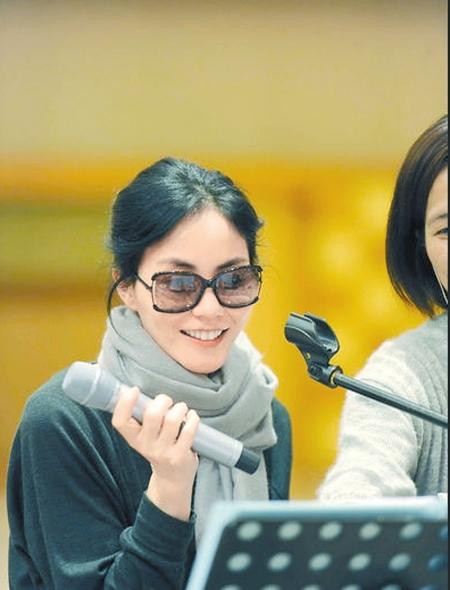 王菲今晚香港亮嗓依旧顽皮 刘嘉玲到处求票(图)