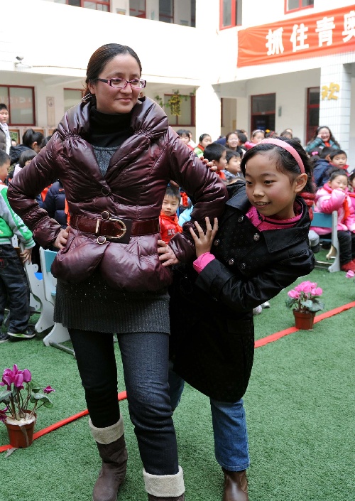 (教育)(3)南京:小学女教师校园展风采