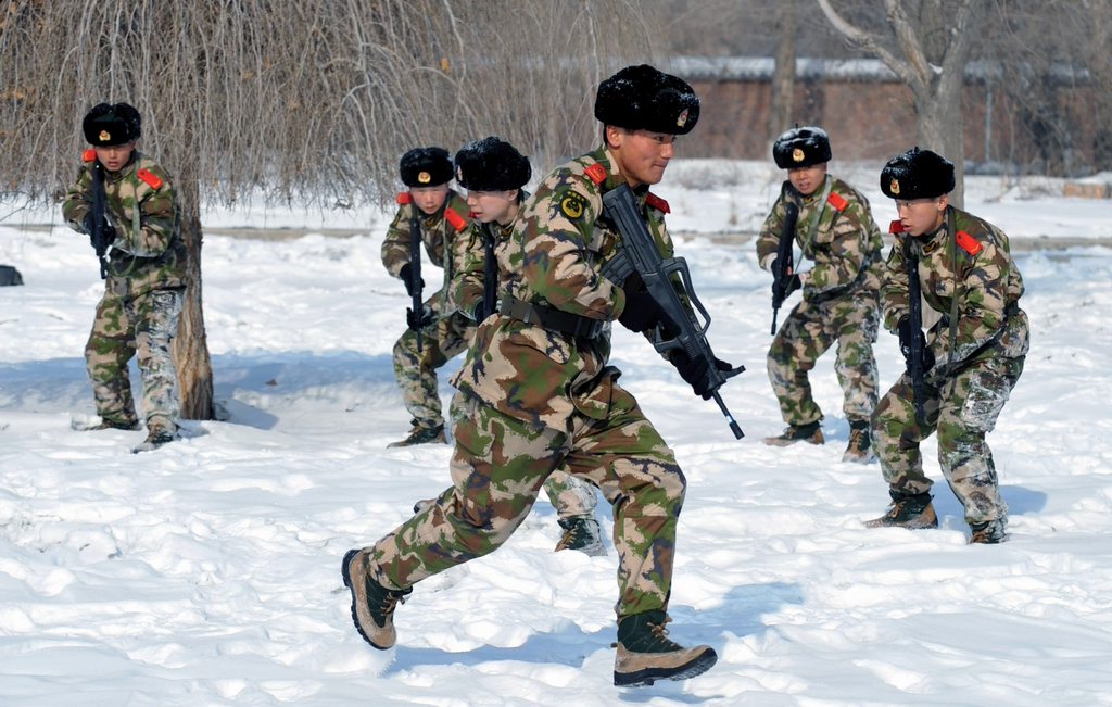 2011年3月4日,武警新疆边防总队乌鲁木齐新兵团的新兵在进行擒敌