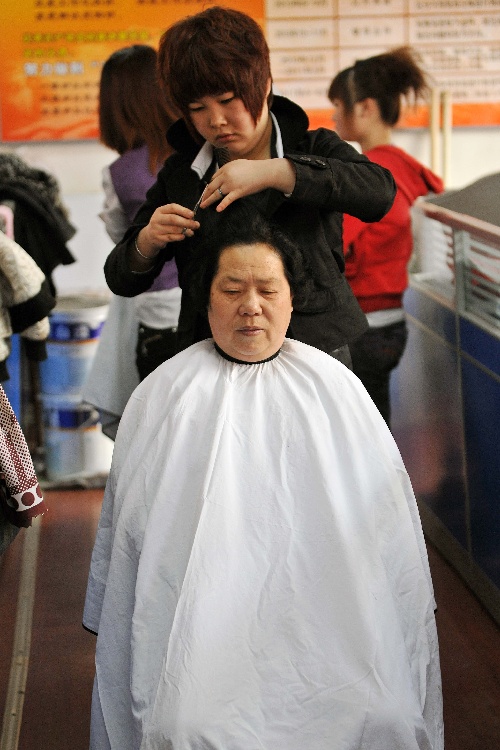 (学雷锋)(2)爱心理发师免费为市民剪发