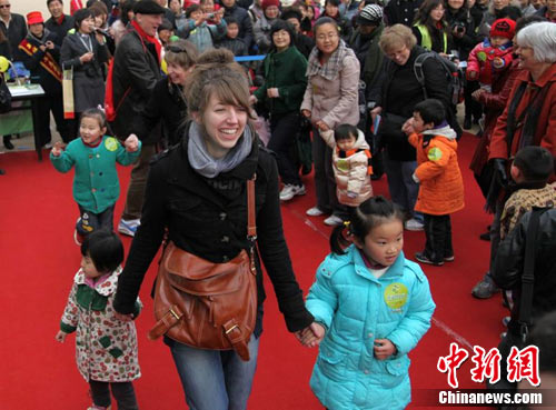 外籍教师在西安体验中国传统文化 大秀兔子舞