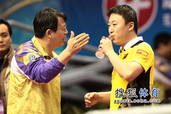 图为:男乒第二次直通赛次日 马琳和教练吴敬平