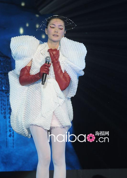 这次加了新造型!王菲2011香港演唱会美图一起赏
