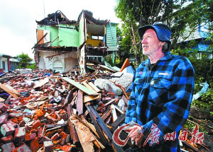 3月6日，在新西兰克赖斯特彻奇市，一名当地居民在地震近两周后回到家中