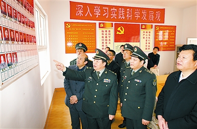 军队人大代表谈文虎履行职责(图)