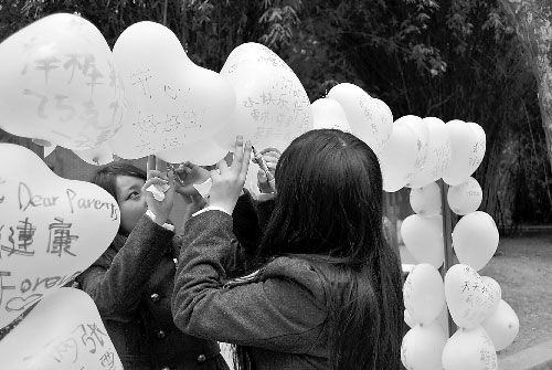 昨日,成都理工大学,一位女生在气球上写下心愿