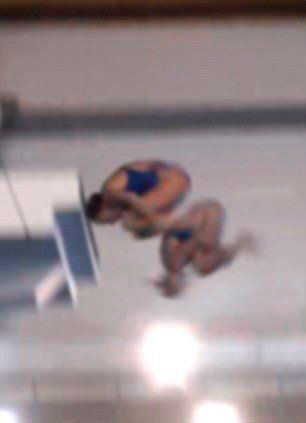 英国女子跳水比赛中头撞跳台 血染泳池保住性命