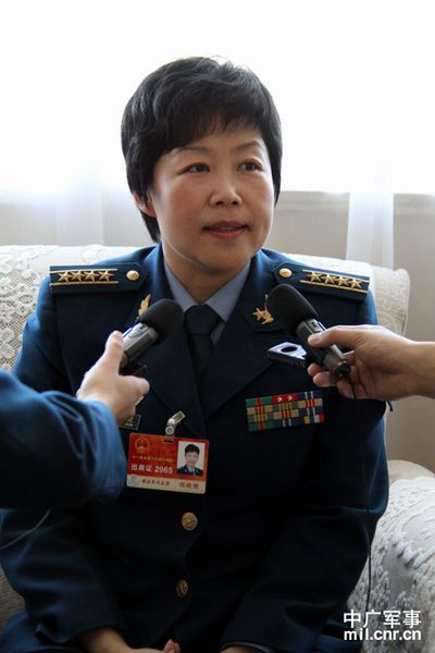 中国空军女师长曾想飞歼击机 称能飞上天很光荣