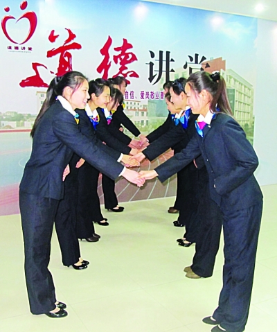 大学生练习握手鞠躬(图)