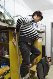 男大学生"三八"扮孕妇 体验妇女怀孕生活(图)