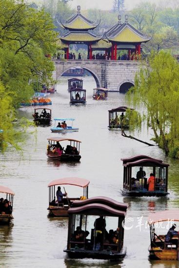 游人乘船在瘦西湖游玩
